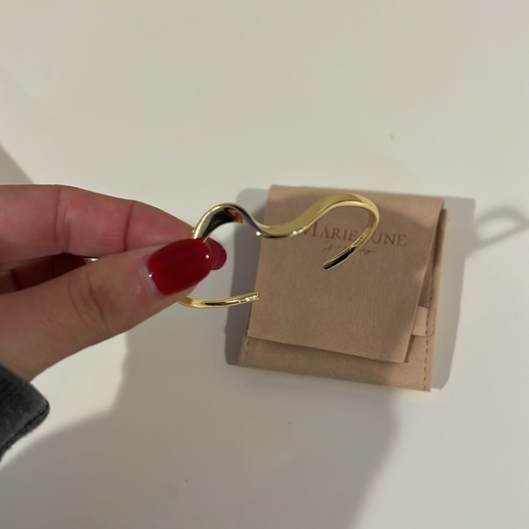 Marie June gold wavy bangle bracelet - Picture 3 of 4